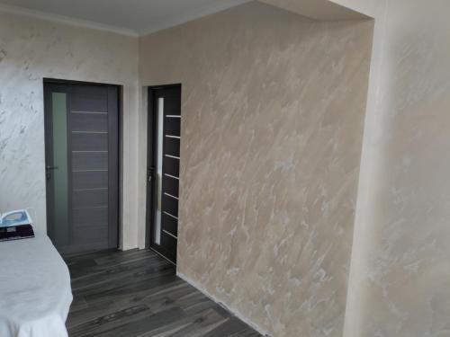 una habitación vacía con una pared con una puerta en Best View Nurnus en Byureghavan