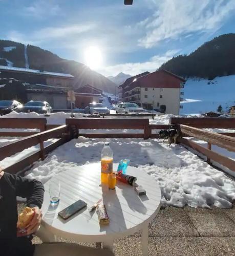 - une table avec de la nourriture et des boissons assises au sommet de la neige dans l'établissement Arêches, 4 pers, télésiège à 5 mn à pied, grande terrasse en RDJ, à Beaufort