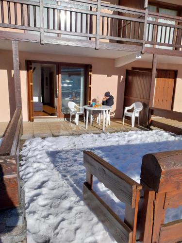 Μπαλκόνι ή βεράντα στο Arêches, 4 pers, télésiège à 5 mn à pied, grande terrasse en RDJ