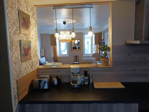 - une cuisine avec un comptoir et un miroir dans l'établissement Happy family appartement, à Strasbourg