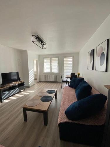 ein Wohnzimmer mit einem Sofa und einem Tisch in der Unterkunft Apartament pod Kotwicą in Nowa Sól
