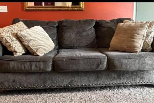 Sofá marrón con almohadas en la sala de estar en Simplicity at its Finest. Close to everything !, en Saint Marys