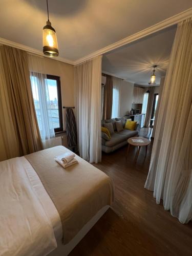 Habitación de hotel con cama y sofá en Luca's Apartment in old tbilisi, en Tiflis