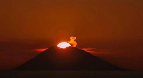 uma montanha com o sol em cima dela em BLOOM em Tropea