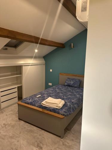 Schlafzimmer mit einem Bett mit blauer Wand in der Unterkunft House at Beach in Esmoriz