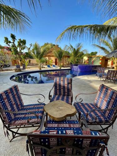 2 sillas de jardín sentadas junto a una piscina en Sulcata Lodge en Ouoran
