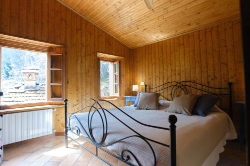 1 dormitorio con 1 cama en una habitación de madera en Il Frutteto Natura a Relax, en Stazzema