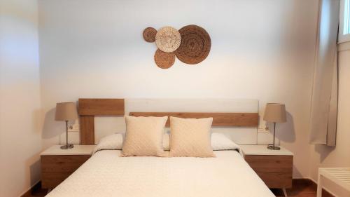um quarto com uma cama com duas mesas de cabeceira e dois candeeiros em Apartamento Maria B em Costa Teguise