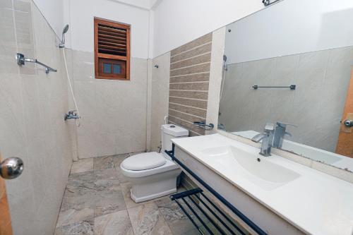 e bagno con lavandino, servizi igienici e doccia. di Yala Freedom Lodge a Tissamaharama