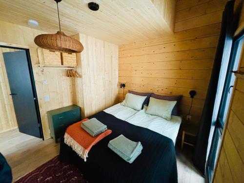 una piccola camera con un letto in una cabina di Kimmelvilla Pyhä - Ski-in, modern design and spectacular scenery a Pyhätunturi