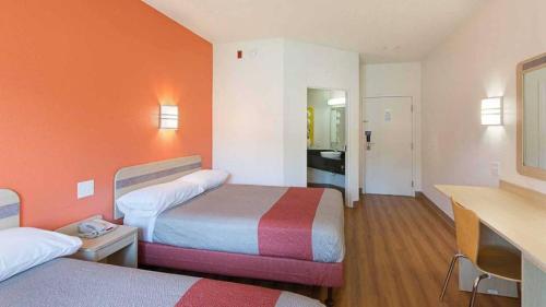 Habitación de hotel con 2 camas y baño en Motel 6 en Columbia