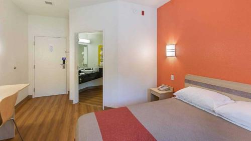 Habitación de hotel con cama y baño en Motel 6 en Columbia