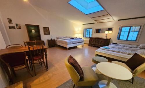 Cette chambre comprend deux lits, une table et des chaises. dans l'établissement downtown innsbruck, à Innsbruck