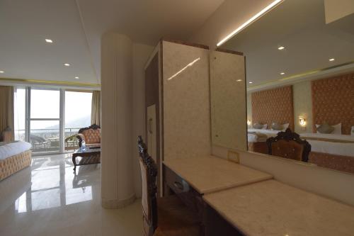 een kamer met een wastafel en een grote spiegel bij Dalhousie Hotel & Resort in Dalhousie