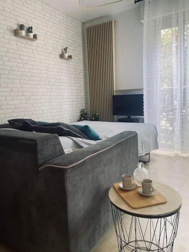 - une chambre avec un lit et une table avec des tasses dans l'établissement Grand Studio dans Résidence avec Piscine, à Hyères