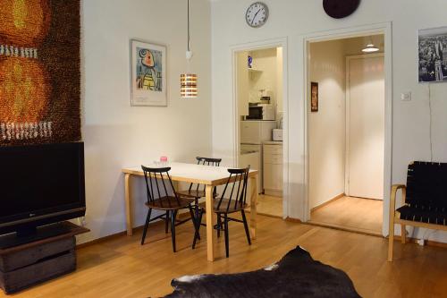 a kitchen and dining room with a table and chairs at Studio Ateljee in Helsinki