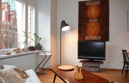 a living room with a tv and a couch at Studio Ateljee in Helsinki