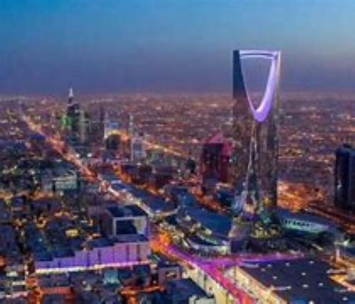 vistas a una ciudad con un edificio alto en Talya Home en Riad