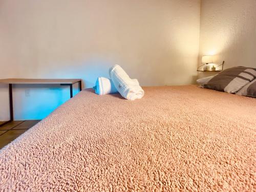 a bed with two pillows sitting on top of it at Maui Suítes e Chalés in Arraial d'Ajuda