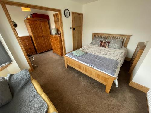 um quarto com uma cama e um sofá em 45 Mold Road em Wrexham