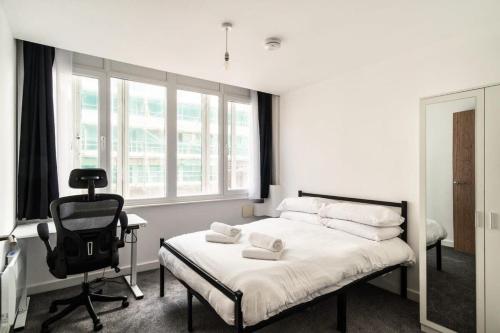 Smart 1 Bed Central Preston Apartment tesisinde bir odada yatak veya yataklar