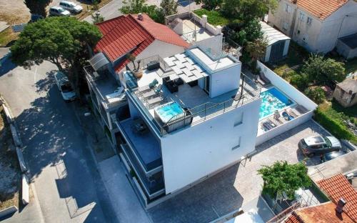 nad głową domu z basenem w obiekcie Wohnung in Vodice mit Terrasse, Garten und gemeinschaftlichem Pool w mieście Vodice