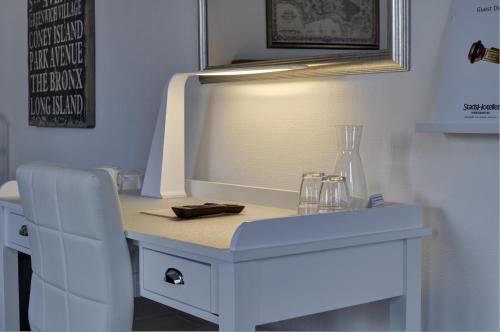 克里斯蒂安斯塔德的住宿－克里斯蒂安斯塔德城市酒店，一张白色的桌子,上面有灯