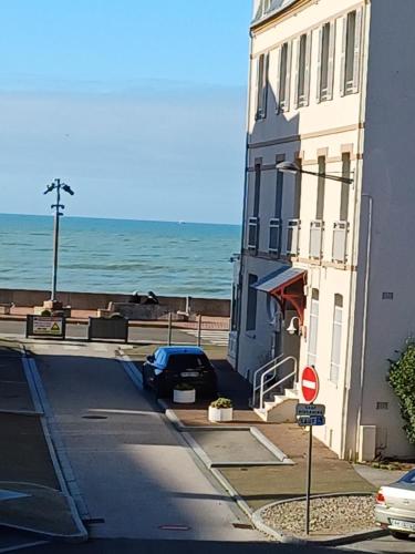 Appartement avec Balcon au 1er étage Vue latérale Mer à 50 mètres de la plage à Mers les Bains.