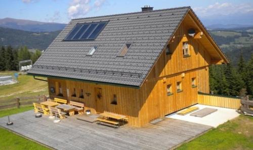una vista aérea de una casa con techo solar en Almhütte mit Wellnessbereich und Terrasse, en Weitenbach