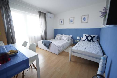 Postel nebo postele na pokoji v ubytování L'infini Sea Shell apartment Zubovići
