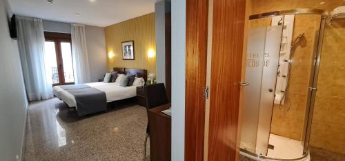 ein Hotelzimmer mit einem Bett und einem Bad in der Unterkunft Hotel Arcos Catedral in Ciudad-Rodrigo