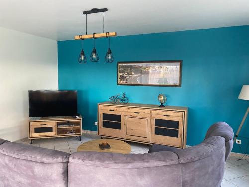 un salon avec un canapé et une télévision à écran plat dans l'établissement Gite etretat, à Étretat