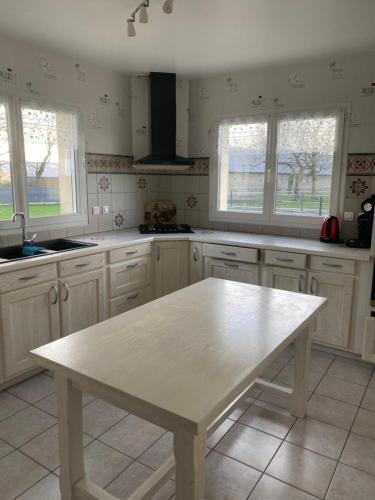 una cocina con una mesa en el medio. en Gite etretat, en Étretat