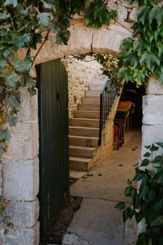 an entrance to a building with a green door and stairs at Apartamento en Casa del Siglo XVI con caballos in Ametlla