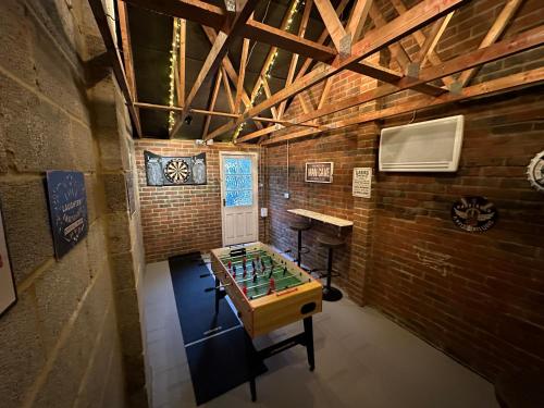una habitación con una mesa de ajedrez en el medio. en 14 Oxford Mews - 5 Star Living for up to 10 People, en Southampton