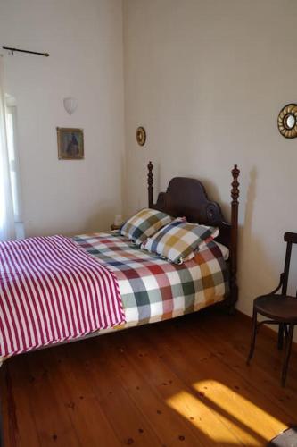 a bedroom with a bed and a wooden floor at Apartamento en Casa del Siglo XVI con caballos in Ametlla