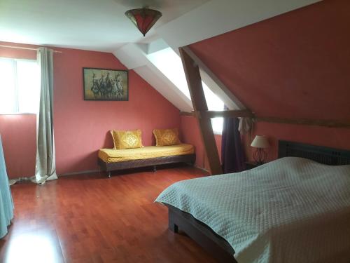 une chambre avec un lit et un canapé dans une pièce dans l'établissement chez H&M, à Saint-Cyr-lʼÉcole