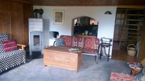 ein Wohnzimmer mit einem Sofa und einem Tisch in der Unterkunft Das spezielle Ferienhaus Heidi - b48536 in Maienfeld
