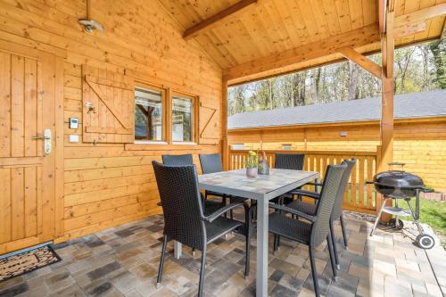 a table and chairs on a patio with a grill at Ferienhaus 4 Familie Täubert in Klein Uhyst