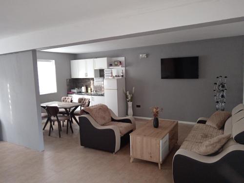 sala de estar con sofá y mesa en Apartments Calimero en Mostar