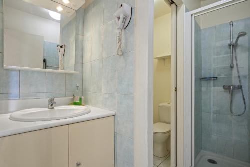 een badkamer met een wastafel en een douche bij Le Mas Berliat N°7 in Bormes-les-Mimosas