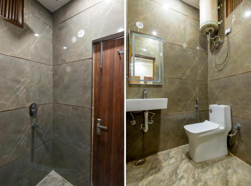 Duas fotografias de uma casa de banho com WC e lavatório. em The Price Hotels Main Bazar Pahar Ganj New Delhi em Nova Deli