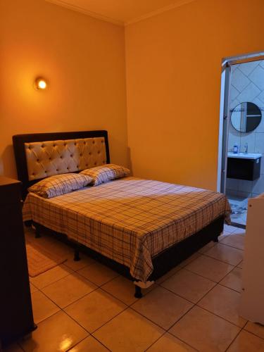 a bedroom with a bed in a room at Casa de temporada 1000mts do thermas in Olímpia