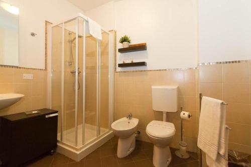 トリエステにあるレジデンス テレジア テーラー メイド ステイのバスルーム(トイレ、シャワー、シンク付)