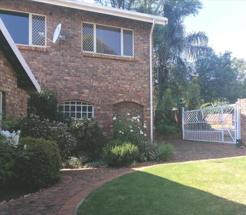 una casa de ladrillo con una puerta y un patio en @946 en Pretoria
