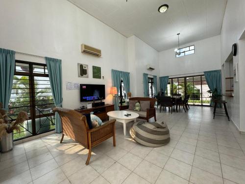 sala de estar con sofá y TV en A’famosa Villa D’faro Private Swimming Pool, en Melaka