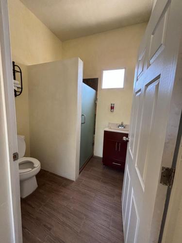 a bathroom with a toilet and a sink at Frutos Hotel in Ameca