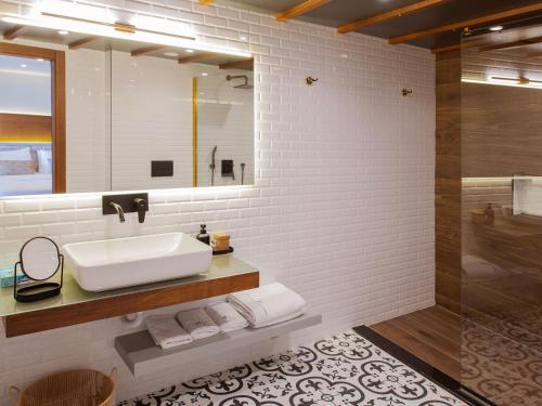 ウルラにあるMaison Vourla Hotelのバスルーム(シンク、鏡、シャワー付)