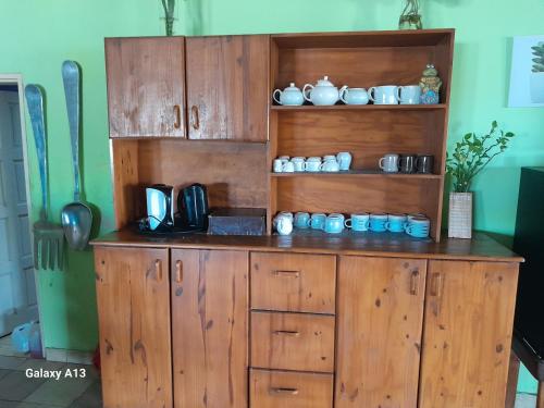 d'une armoire en bois avec des casseroles et des poêles. dans l'établissement Princess Hotel T/A Epic Hotel ,Oshikango, à Oshikango
