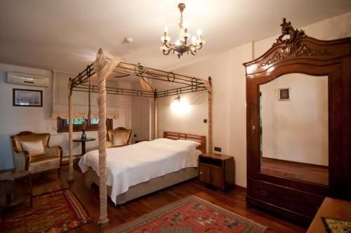 ein Schlafzimmer mit einem Himmelbett und einem Kronleuchter in der Unterkunft Villa Sphendone Suites Istanbul in Istanbul